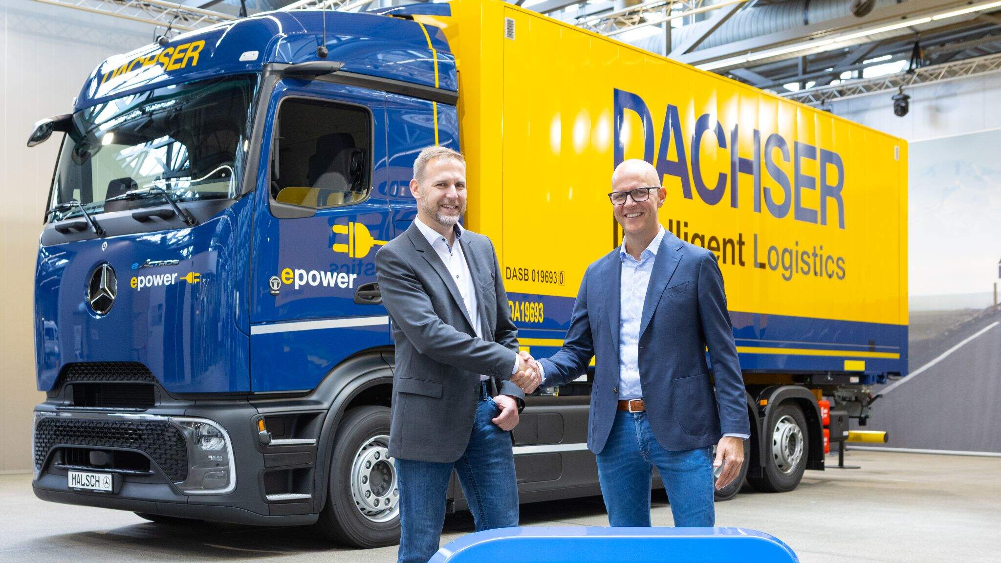 Andre Bilz, Category Manager Truck / Trailer / Swap Body, Corporate Indirect Procurement w DACHSER (po lewej) Winfried Sorg, Center Manager w Mercedes-Benz Commercial Vehicle Center w Neu-Ulm. (Zdjęcie: Myriam Mersy) Andre Bilz, Category Manager Truck / Trailer / Swap Body, Corporate Indirect Procurement w DACHSER (po lewej) Winfried Sorg, Center Manager w Mercedes-Benz Commercial Vehicle Center w Neu-Ulm. (Zdjęcie: Myriam Mersy)