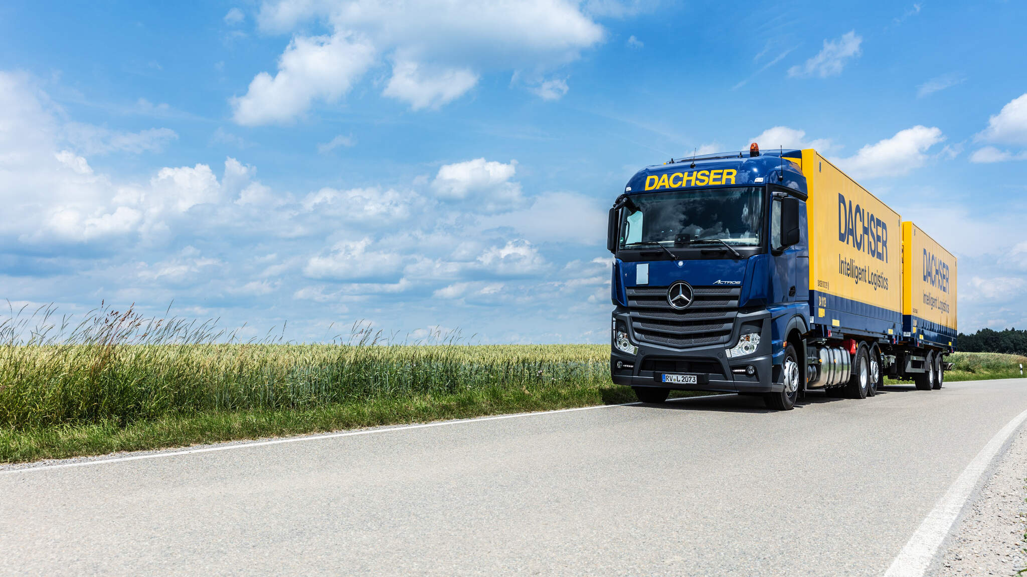 Ciężarówka DACHSER podczas transportu