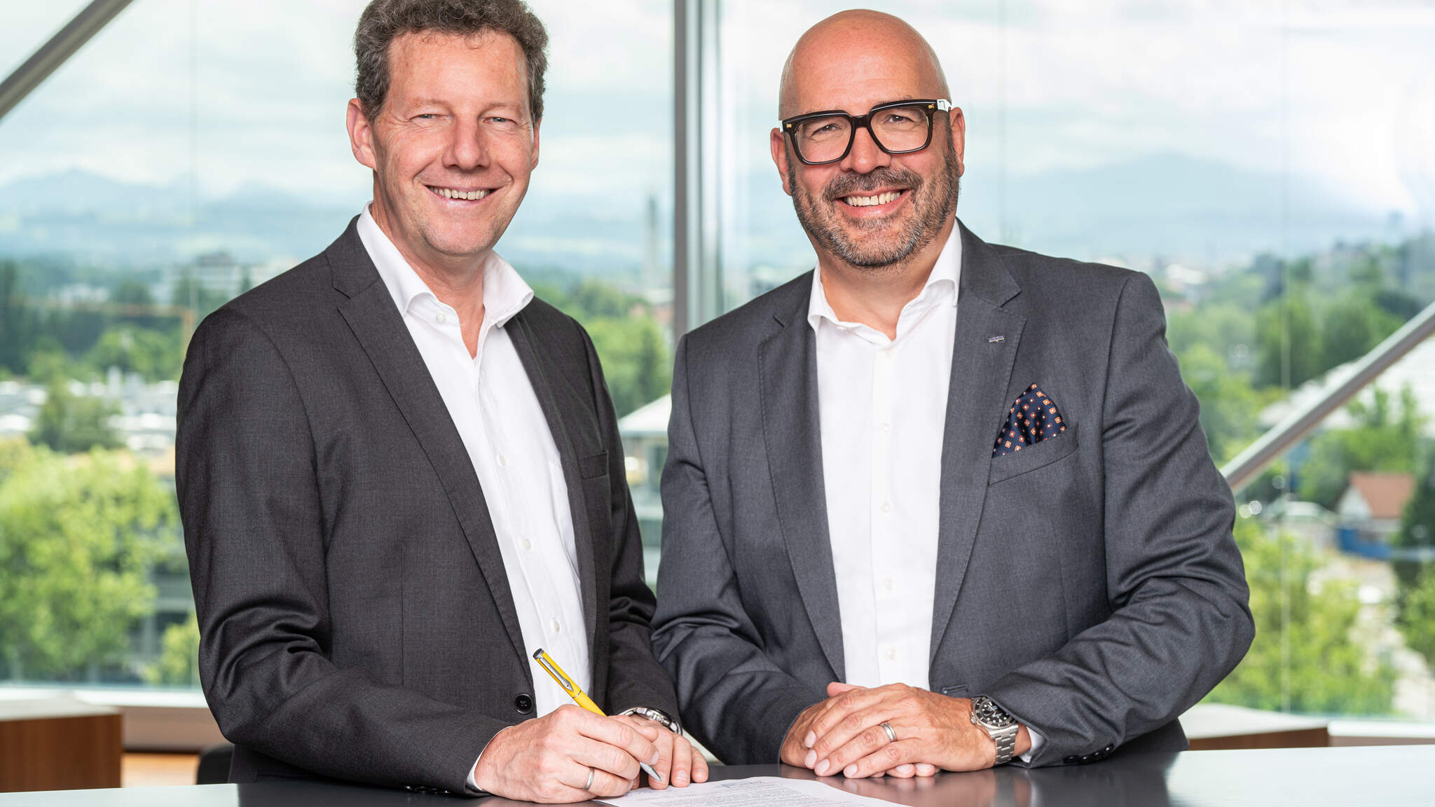Johann-Peter Nickel, Managing Director at VCI (po lewej) i Michael Kriegel, Department Head DACHSER Chem Logistics, z niecierpliwością czekają na kolejne pięć lat współpracy.