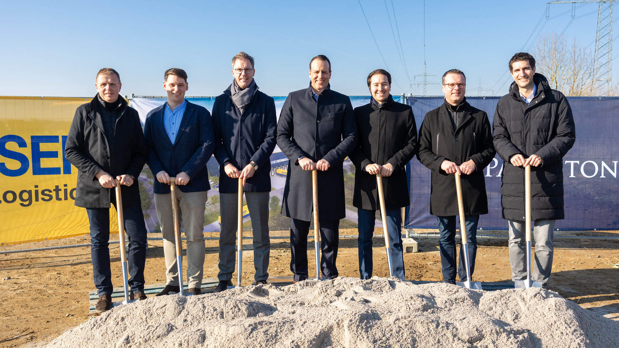 Ceremonia wmurowania kamienia węgielnego  - od lewej: Jürgen Wilscher (szef Project Management South & Architecture Panattoni), Timo Wachendorfer (wójt Ergenzingen), Thomas Klare (szef Corporate Contract Logistics DACHSER), Marco Geiger (Branch Manager DACHSER Rottenburg), Fabio Kirchgeßner (Head of Business Development BTS Germany Panattoni), Stephan Neher (burmistrz Rottenburg w Neckar), Markus Maurer (Branch Manager DACHSER Kornwestheim)