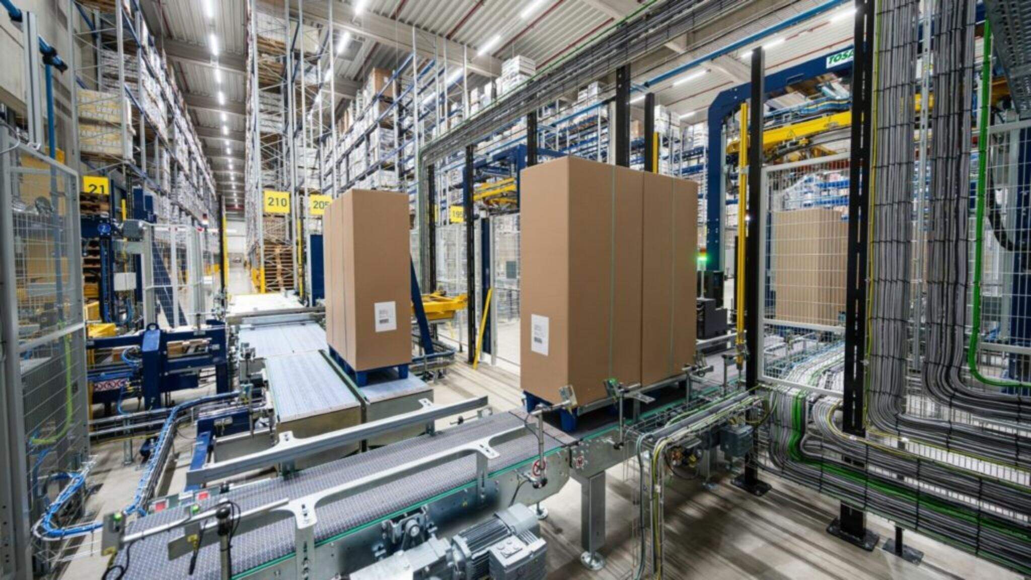 Nowy wdrożony system przez DACHSER zajmujący się wiązaniem, owijaniem i etykietowaniem. Nowy wdrożony system przez DACHSER zajmujący się wiązaniem, owijaniem i etykietowaniem.