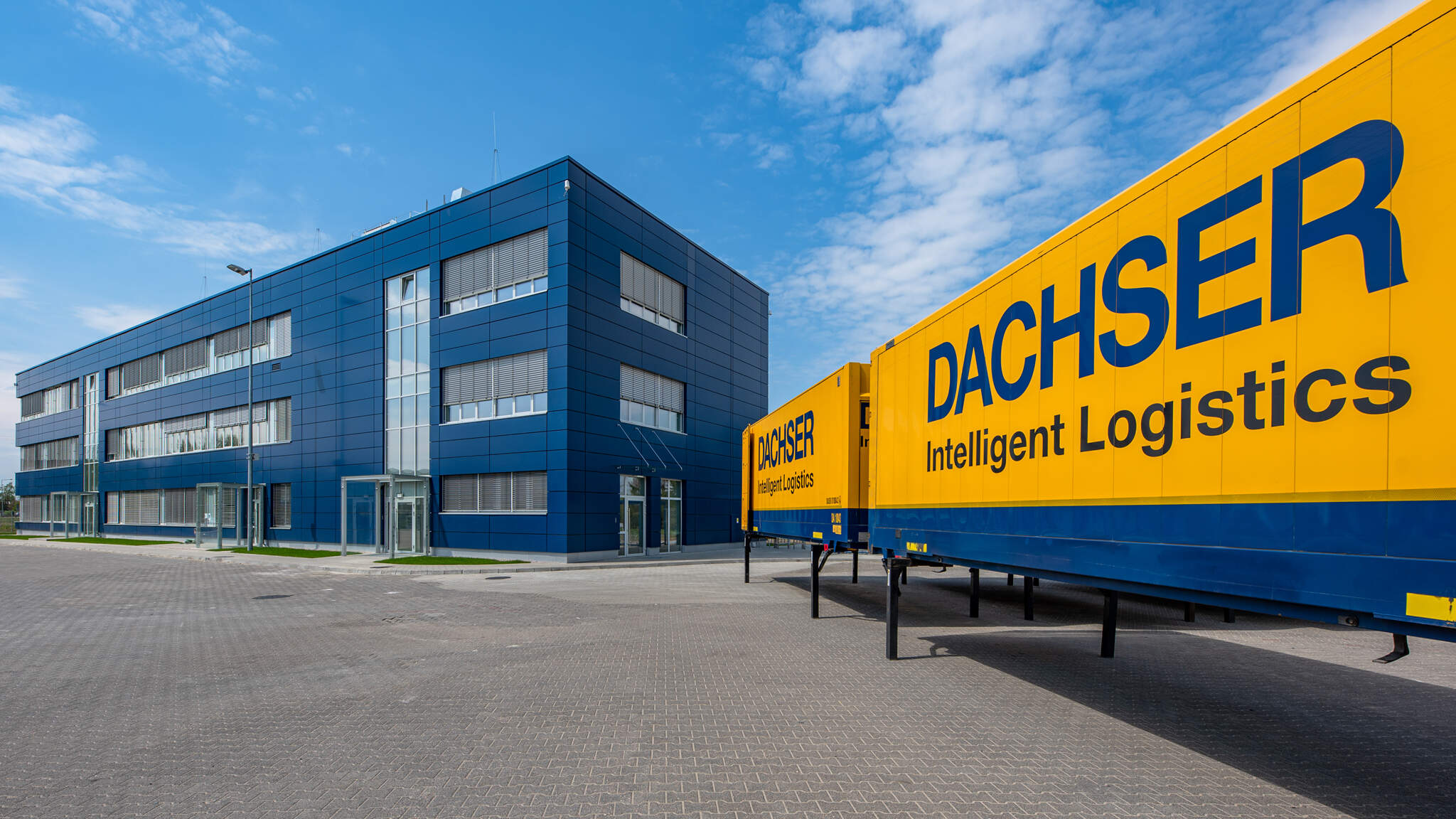 
DACHSER, rodzinna firma z siedzibą w Kempten w Niemczech, zapewnia logistykę transportu, magazynowanie i niestandardowe usługi w dwóch obszarach biznesowych: DACHSER Air & Sea Logistics oraz DACHSER Road Logistics.