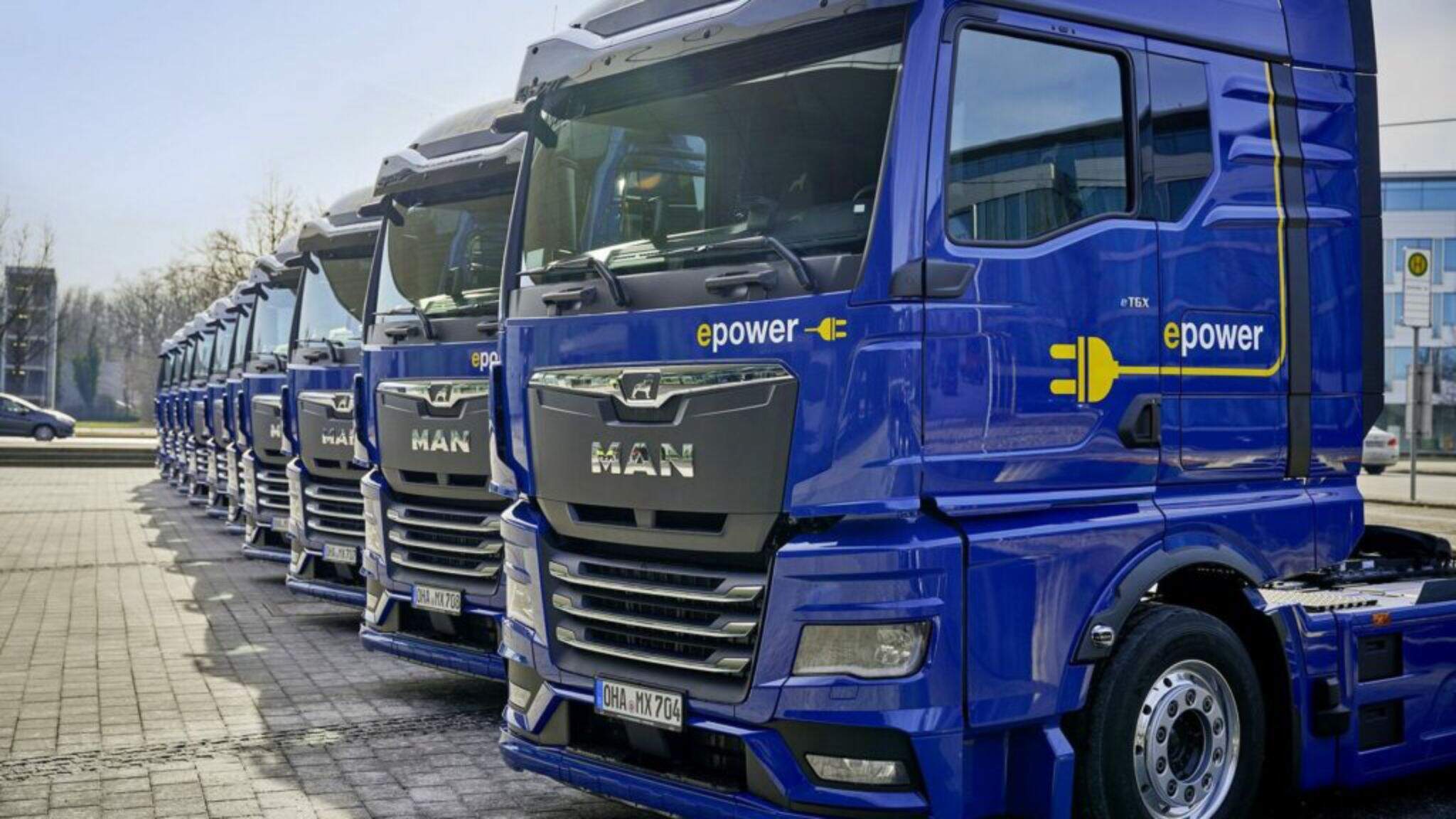 W lutym 2025 roku DACHSER wdrożył do eksploatacji dwanaście nowych elektrycznych ciężarówek MAN w różnych lokalizacjach.