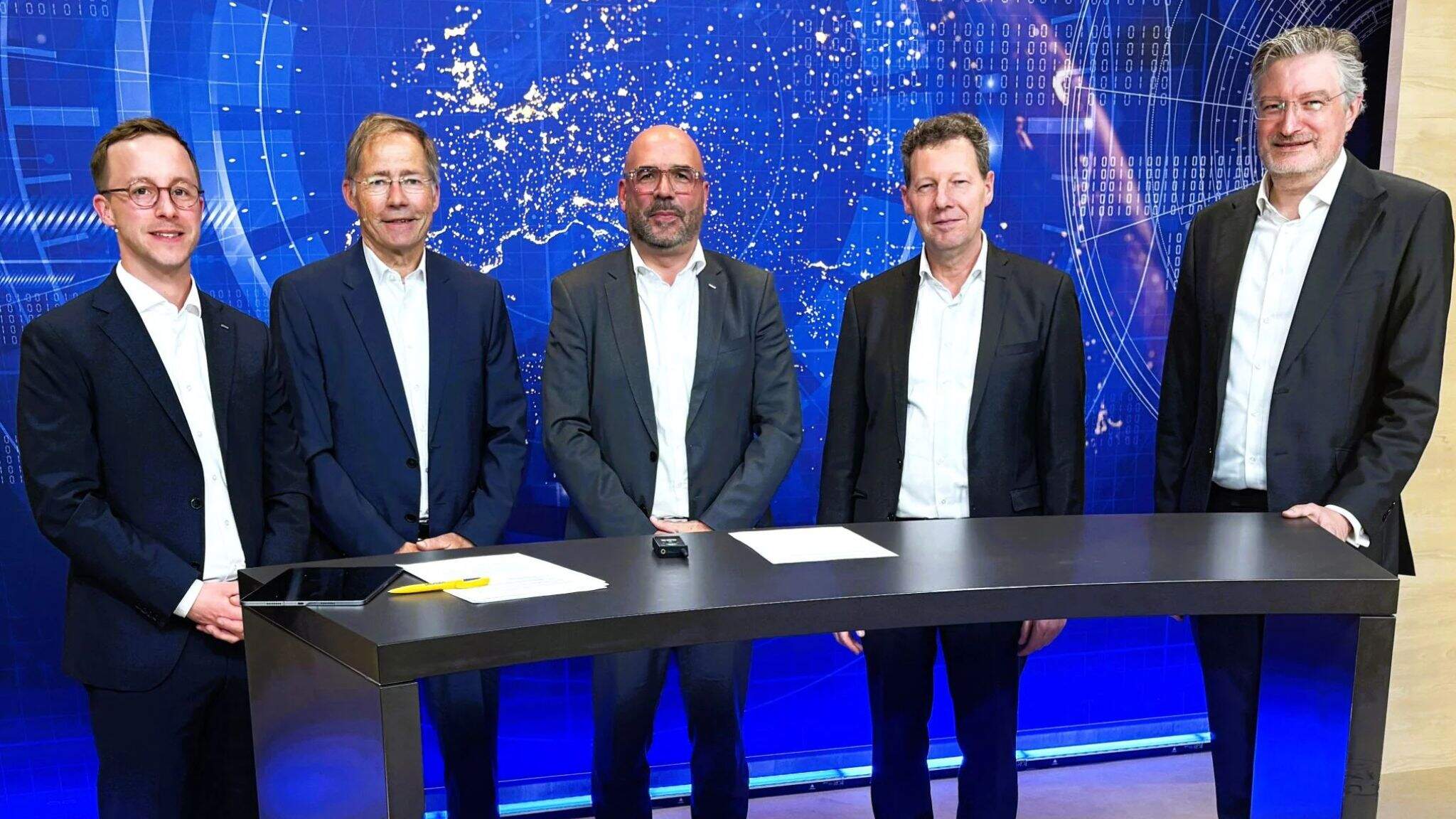 Zdjęcie grupowe wykonane podczas prezentacji badania w marcu 2026 r. w Kempten (od lewej): Stefan Sch&auml;fer (Lead Corporate Business Development Manager DACHSER Chem Logistics), wsp&oacute;łautor badania dr Andreas Backhaus, Michael Kriegel (Head of Department DACHSER Chem Logistics), Johann-Peter Nickel (Managing Director Niemieckiego Związku Przemysłu Chemicznego) oraz prof. dr Christian Kille.
 