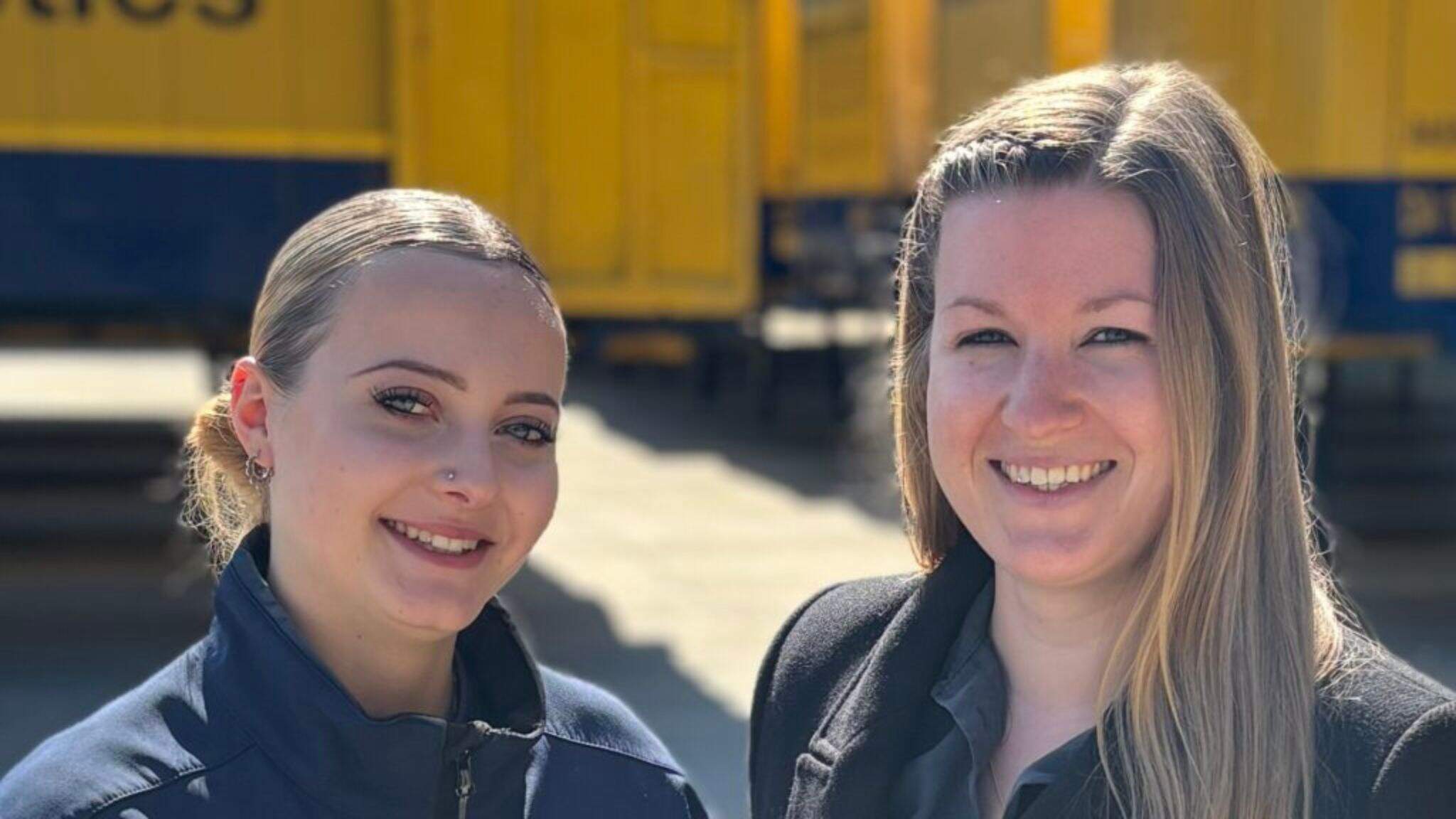 Lena Schweinberger (po lewej), stażystka trzeciego roku w dziale logistyki w centrum logistycznym Tyrol w Stans, wraz z Kathariną Zobel, HR Business Partner and Apprenticeship Coordinator (po prawej).