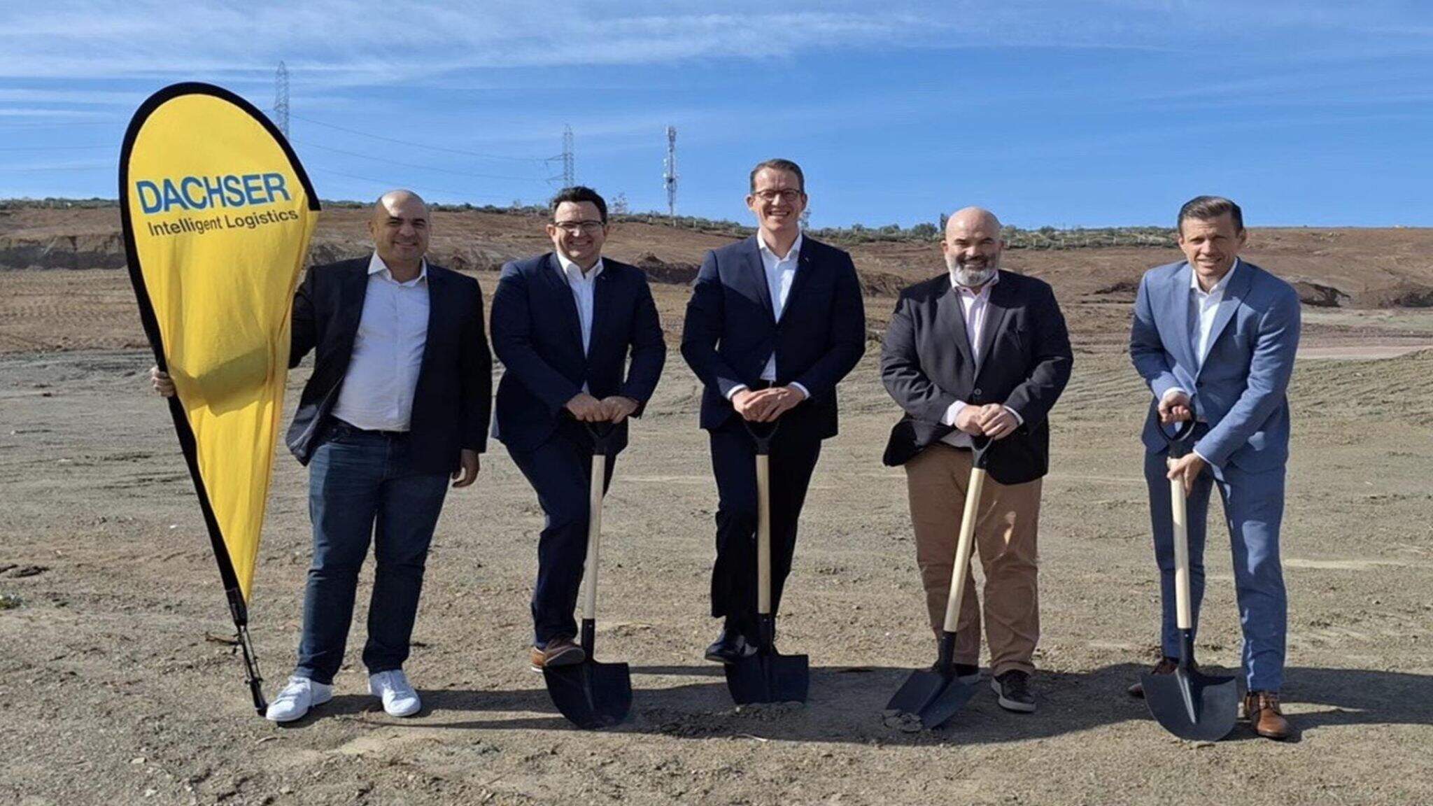 Od lewej: M. Chraibi, Regional Managing Director Maghreb & Türkiye, CDO S. Hohm, CEO B. Eling, F. Dumort, Managing Director European Logistics France Maghreb Türkiye oraz COO Road Logistics A. Tonn podczas symbolicznej ceremonii rozpoczęcia budowy w Tangier Med. Od lewej: M. Chraibi, Regional Managing Director Maghreb & Türkiye, CDO S. Hohm, CEO B. Eling, F. Dumort, Managing Director European Logistics France Maghreb Türkiye oraz COO Road Logistics A. Tonn podczas symbolicznej ceremonii rozpoczęcia budowy w Tangier Med.