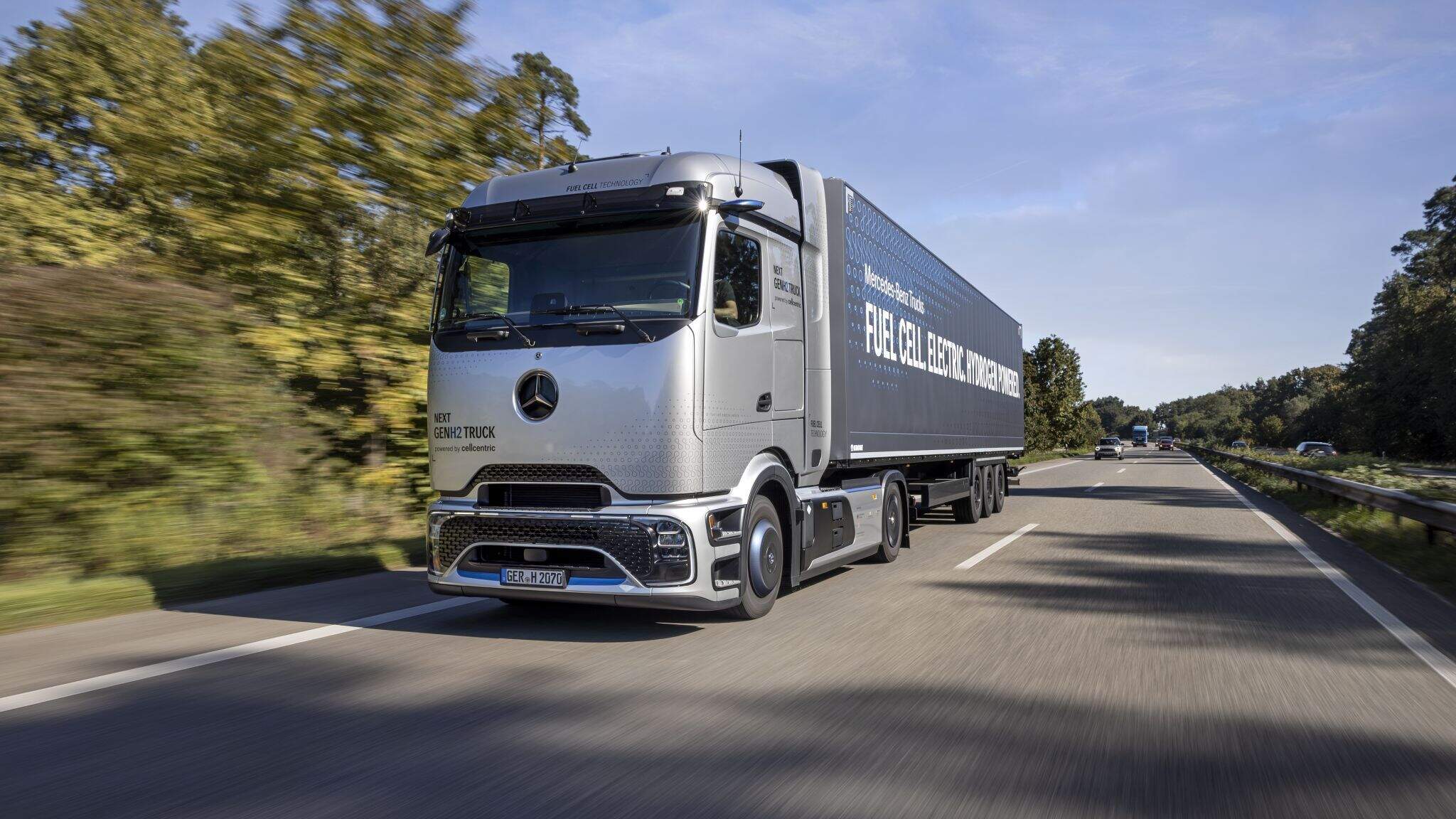 Mercedes-Benz NextGenH2 Truck ma wspierać transport dalekobieżny DACHSER dzięki zasięgowi przekraczającemu 1000 kilometr&oacute;w.