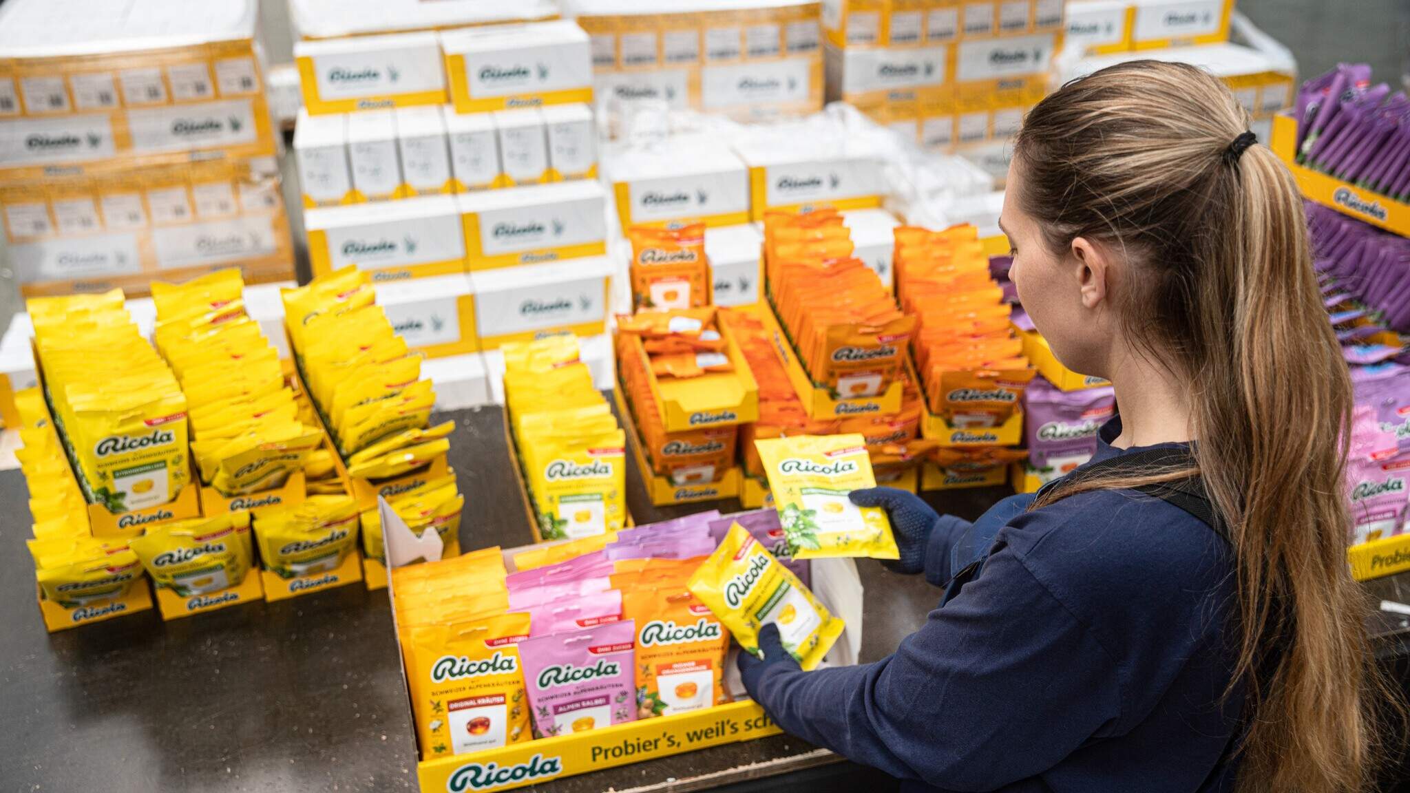 Przygotowanie do ekspozycji produkt&oacute;w szwajcarskiej firmy Ricola