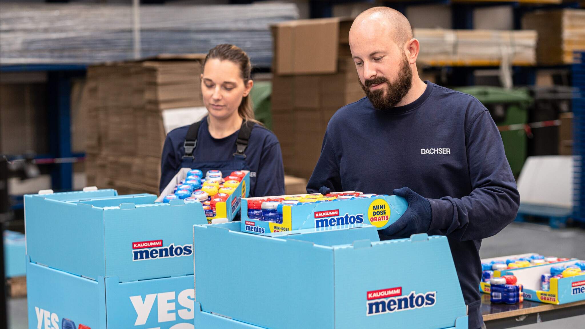 Gotowe do sprzedaży detalicznej: pracownicy DACHSER sortują opakowania Mentos do ekspozytor&oacute;w