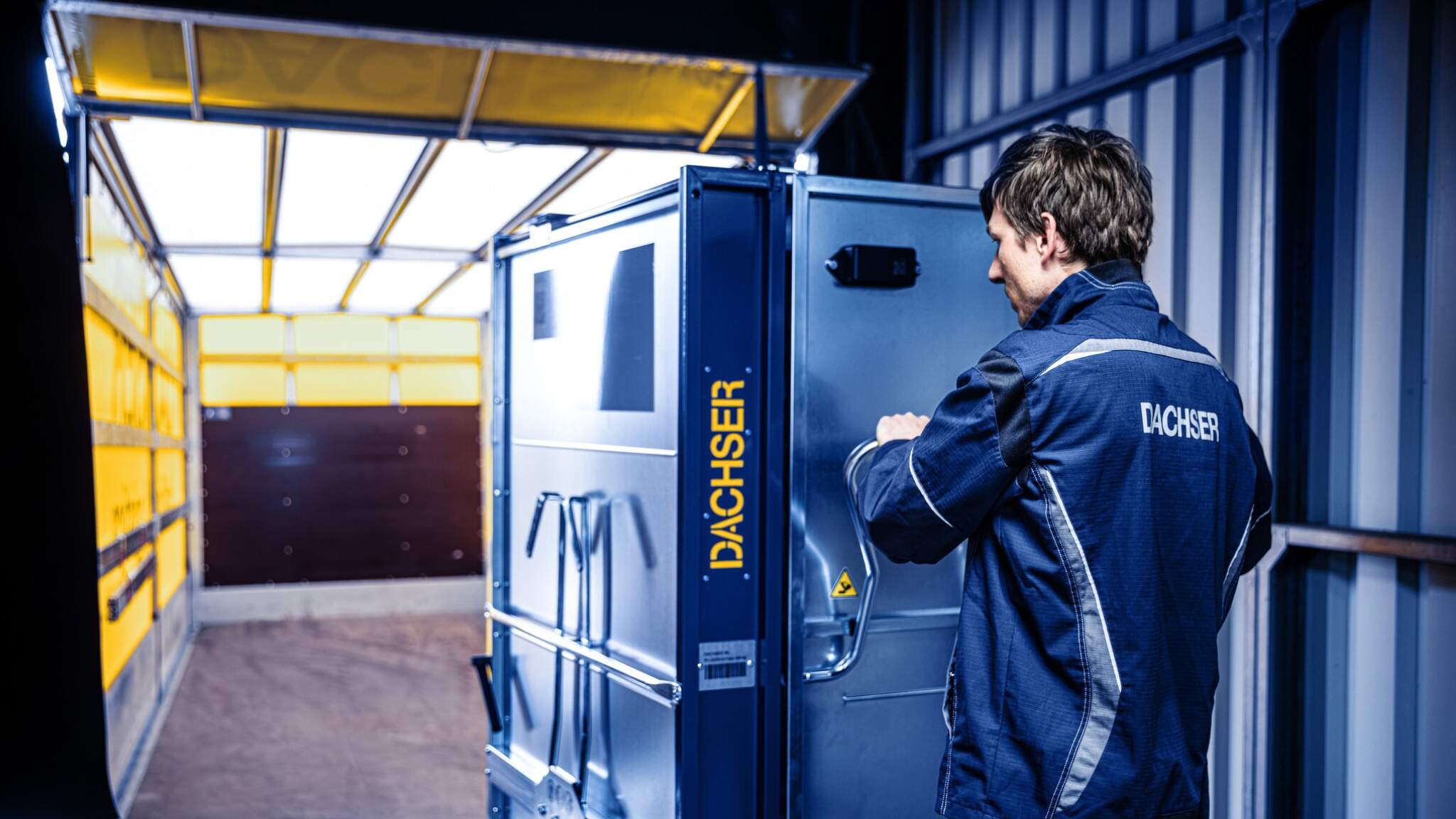 DACHSER Retail Box, czyli kontener wielokrotnego użytku, kt&oacute;ry zastępuje jednorazowe opakowania w dostawach do sklep&oacute;w.