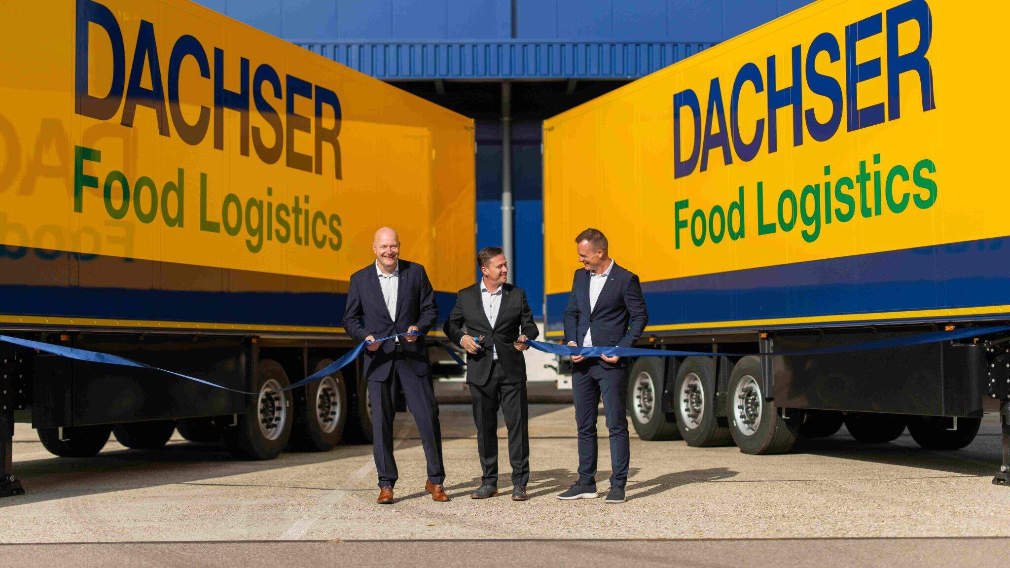Od lewej: Barry Stegeman, Country Manager DACHSER Netherlands Food Logistics, Niels Tieleman, Branch Manager Food Logistics Waddinxveen, Stefan Behrendt, Managing Director Food Logistics – przecinający wstęgę w trakcie oficjalnego otwarcia nowej lokalizacji Od lewej: Barry Stegeman, Country Manager DACHSER Netherlands Food Logistics, Niels Tieleman, Branch Manager Food Logistics Waddinxveen, Stefan Behrendt, Managing Director Food Logistics – przecinający wstęgę w trakcie oficjalnego otwarcia nowej lokalizacji